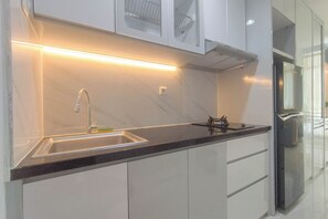 Deluxe Apartment | Private kitchen | Fridge, stovetop, cookware/dishes/utensils