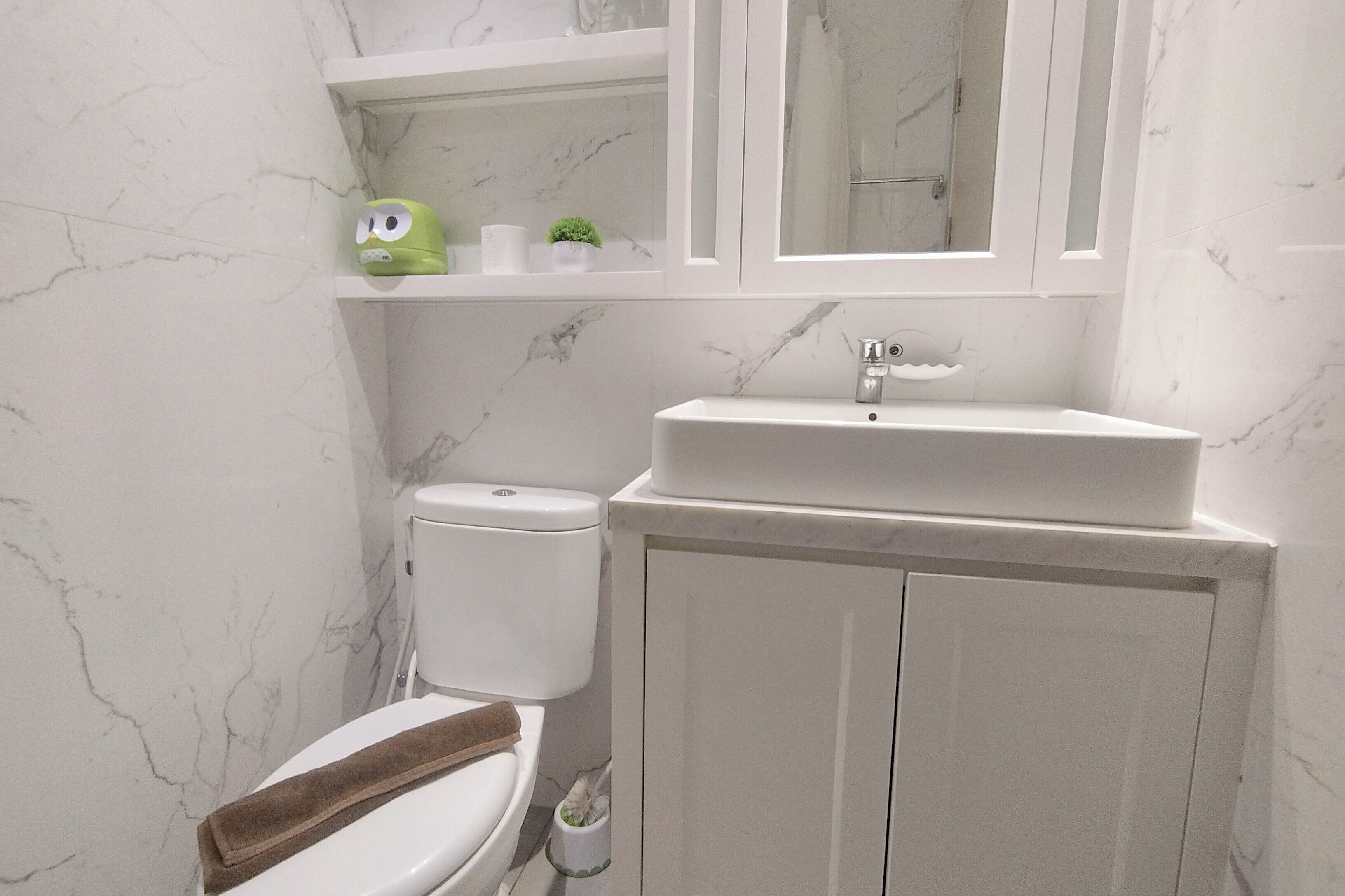 Deluxe Apartment | Bathroom | Shower, free toiletries, towels