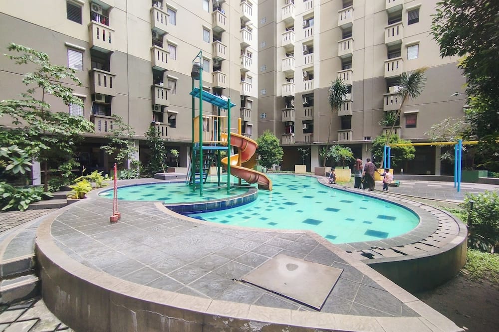 Basic Wood 2Br Apartment At Gateway Ahmad Yani Cicadas