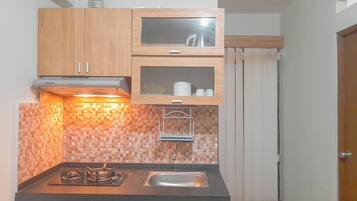 Deluxe Apartment | Private kitchen | Fridge, stovetop, cookware/dishes/utensils