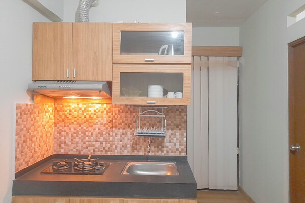 Deluxe Apartment | Private kitchen | Fridge, stovetop, cookware/dishes/utensils