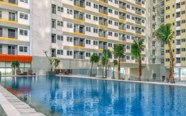 Una piscina al aire libre