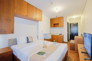 Deluxe Apartment | Minibar - Woodland Studio At Nifarro Park Apartment (Jakarta)