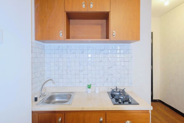 Departamento Deluxe | Cocina privada | Parrilla de estufa y utensilios de cocina 