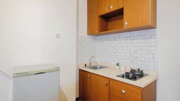 Deluxe Apartment | Private kitchen | Stovetop, cookware/dishes/utensils