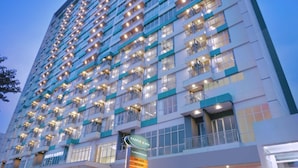 Un hotel de gran altura con múltiples balcones y un cartel que indica que es un hotel Marriott.