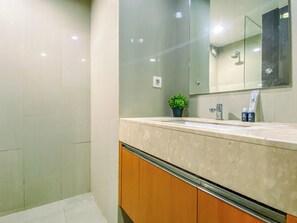 Lägenhet Deluxe | Badrum | Dusch, gratis toalettartiklar och handdukar