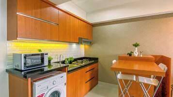 Apartamento Deluxe | Cocina privada | Frigorífico, microondas, placa de cocina y arrocera