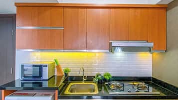 Apartemen Deluks | Dapur pribadi | Lemari es, microwave, kompor, dan penanak nasi
