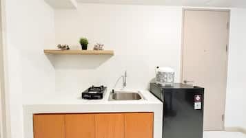 Departamento Deluxe | Cocina privada | Refrigerador, parrilla de estufa, arrocera y utensilios de cocina