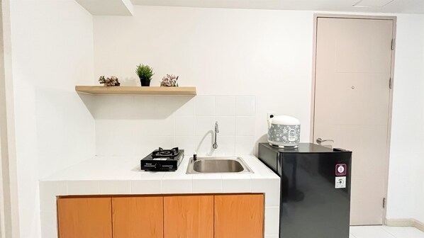 Deluxe Apartment | Private kitchen | Fridge, stovetop, rice cooker, cookware/dishes/utensils