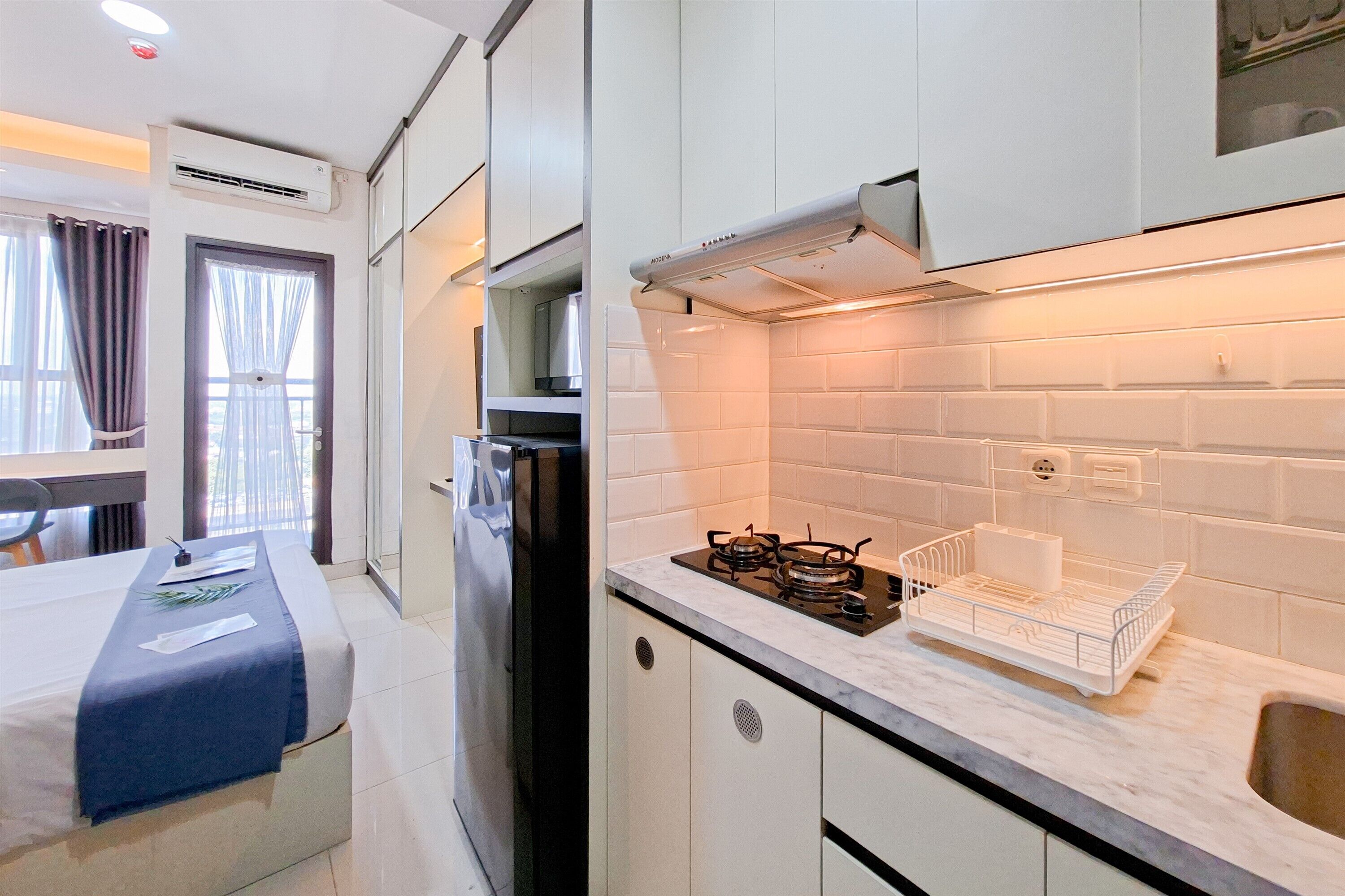 Apartamento Deluxe | Cocina privada | Frigorífico, microondas, placa de cocina y utensilios de cocina