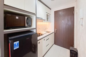 Deluxe Apartment | Private kitchen | Fridge, microwave, stovetop, cookware/dishes/utensils