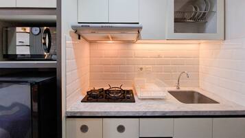 Refrigerador, microondas, placa de cocina, utensilios de cocina