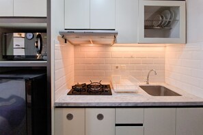 Deluxe Apartment | Private kitchen | Fridge, microwave, stovetop, cookware/dishes/utensils