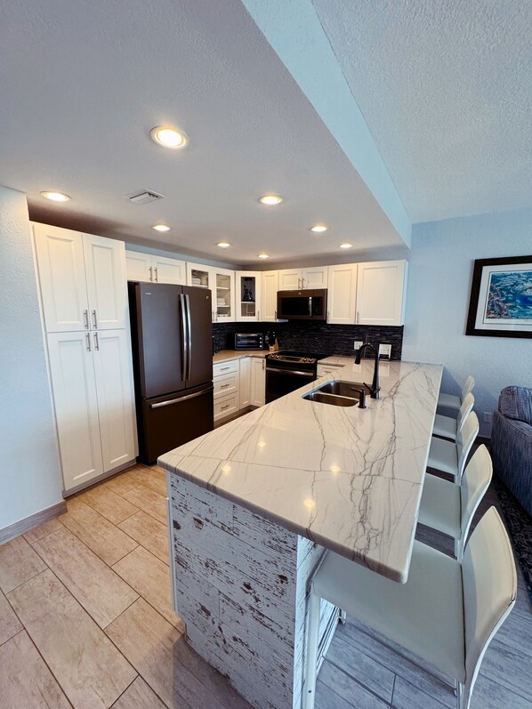 Private kitchen - 2 Bedroom Condo w/ BOAT SLIP, Beachside, NSB (New Smyrna Beach)