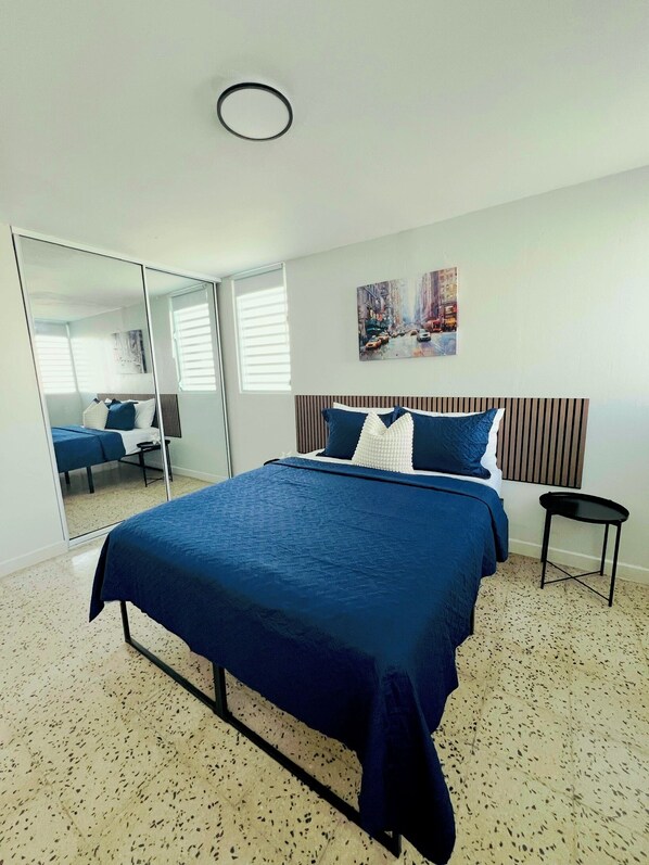 Tabla de planchar con plancha, wifi, ropa de cama