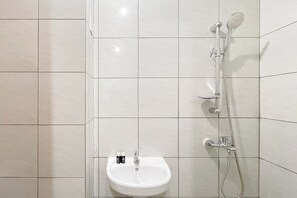 Bathroom - Studio (No Kitchen) Apartment At Bandaraya - Tallasa City Makassar Near Unhas (Makassar)
