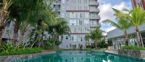Una piscina al aire libre