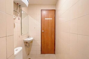 Bathroom - 1Br Near Mall Panakkukang At Apartment Vida View Makassar (Makassar)