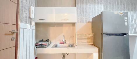 Apartamento Deluxe | Cocina privada | Frigorífico, placa de cocina y utensilios de cocina
