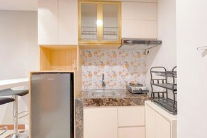 Deluxe Apartment | Private kitchen | Fridge, stovetop, cookware/dishes/utensils