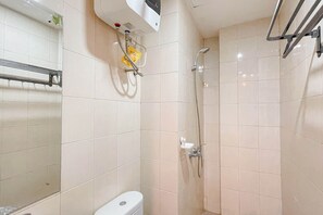 Deluxe Apartment | Bathroom | Shower, free toiletries, towels