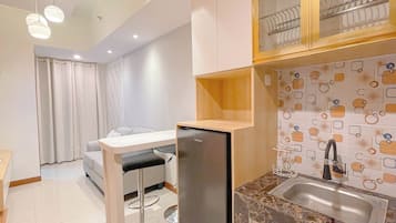 Deluxe Apartment | Private kitchen | Fridge, stovetop, cookware/dishes/utensils