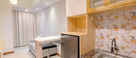 Deluxe-lejlighed | Privat køkken | Køleskab, kogeplade, køkkentøj/tallerkener/redskaber