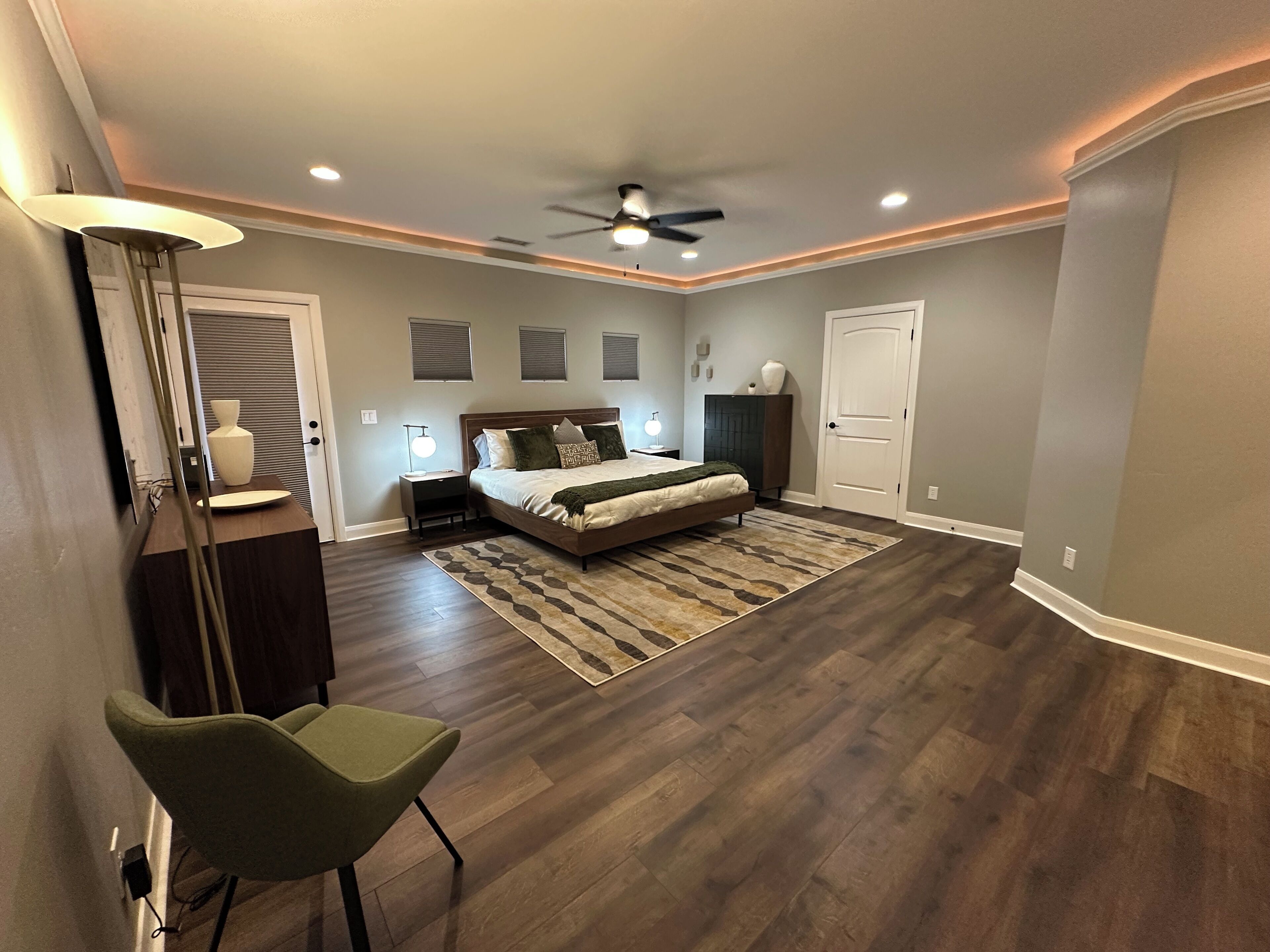 3 habitaciones, tabla de planchar con plancha, wifi y ropa de cama 