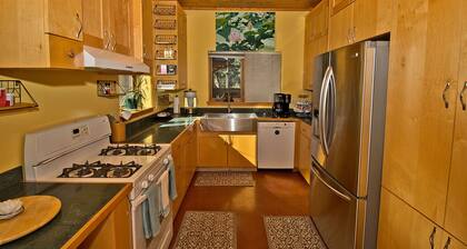 White Lotus House - 2 BR, 2.5 Bath Luxury Sanctuary in Crestone, Colorado