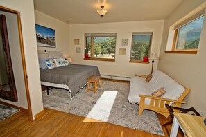 2 soverom, skrivebord, strykejern/-brett og wi-fi (inkludert)