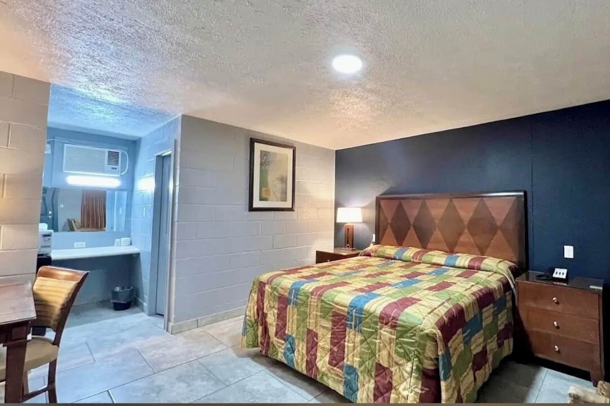 Single Room | Desk, laptop workspace, free WiFi