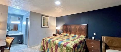 Single Room | Desk, laptop workspace, free WiFi