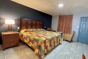 Single Room | Desk, laptop workspace, free WiFi