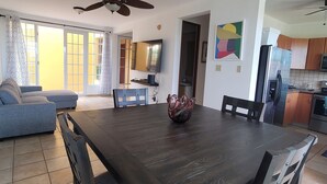 Un comedor con una mesa de madera oscura, cuatro sillas y un centro de mesa decorativo.