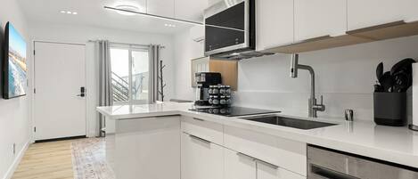 KĂŒhlschrank, Mikrowelle, Ofen, Herdplatte