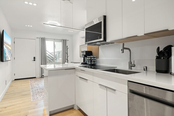 Réfrigérateur, four à micro-ondes, un four, surface de cuisson