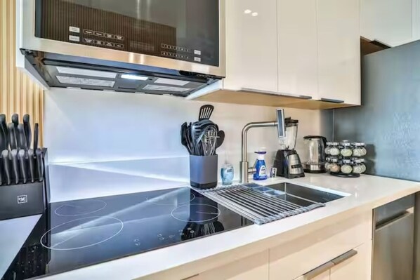 Fridge, microwave, oven, stovetop