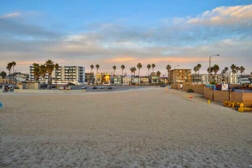 A++ Location in Venice Beach w/Ocean & Gated Parking Spot
