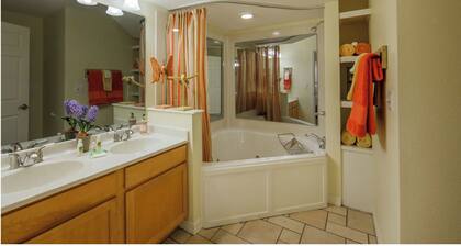 Fall in the Ozarks! 2 sep. spaces w/ KING beds, FULL baths & kitchens = PRIVACY!