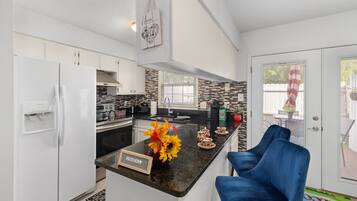 Fridge, oven, stovetop, dishwasher