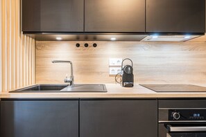 Jääkaappi, mikroaaltouuni, uuni, astianpesukone