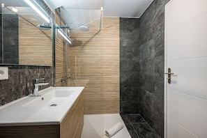 Douche, articles de toilette gratuits, sĂšche-cheveux