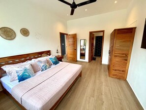 5 bedrooms, iron/ironing board, WiFi, bed sheets