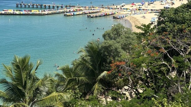 A beach with a pier and a sandy shore. - Marvelous 3-2 house for 6 Big/affordable in Aguadilla (Aguadilla)