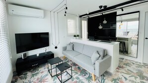 Smart TV - Respiro Del Mar - Beachfront Superior Apartment in L'Ametlla de Mar (L'Ametlla de Mar)