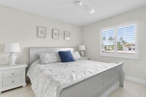 3 عدّة غرف نوم وخدمة الإنترنت وملاءات أسرّة