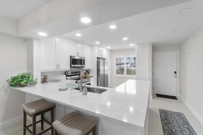 فرن، غسالة أطباق، مائدة طعام