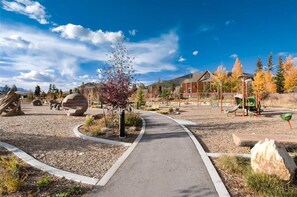 Property grounds - Mountain Views & Lakefront in the Heart of Dillon – 2BR/2BA Condo at the Yacht Club (Dillon)